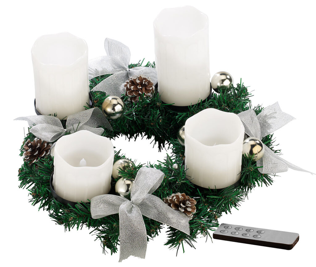 Adventskranz mit weissen LED-Kerzen, silbern geschmückt Adventskranz mit weissen LED-Kerzen, silbern geschmückt