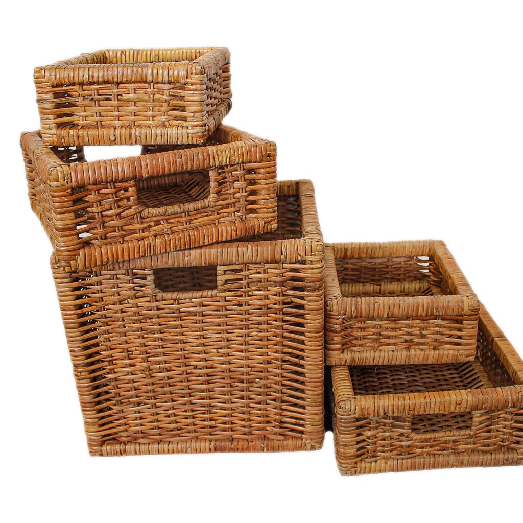 5 Rattan-Körbe, verschiedene Grössen, teils Tragegriffe, eckig, honig 5 Rattan-Körbe, verschiedene Grössen, teils Tragegriffe, eckig, honig