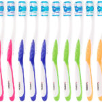 12er-Pack Marken-Zahnbürsten mit Zungenreiniger, MEDIUM, 4 Farben
