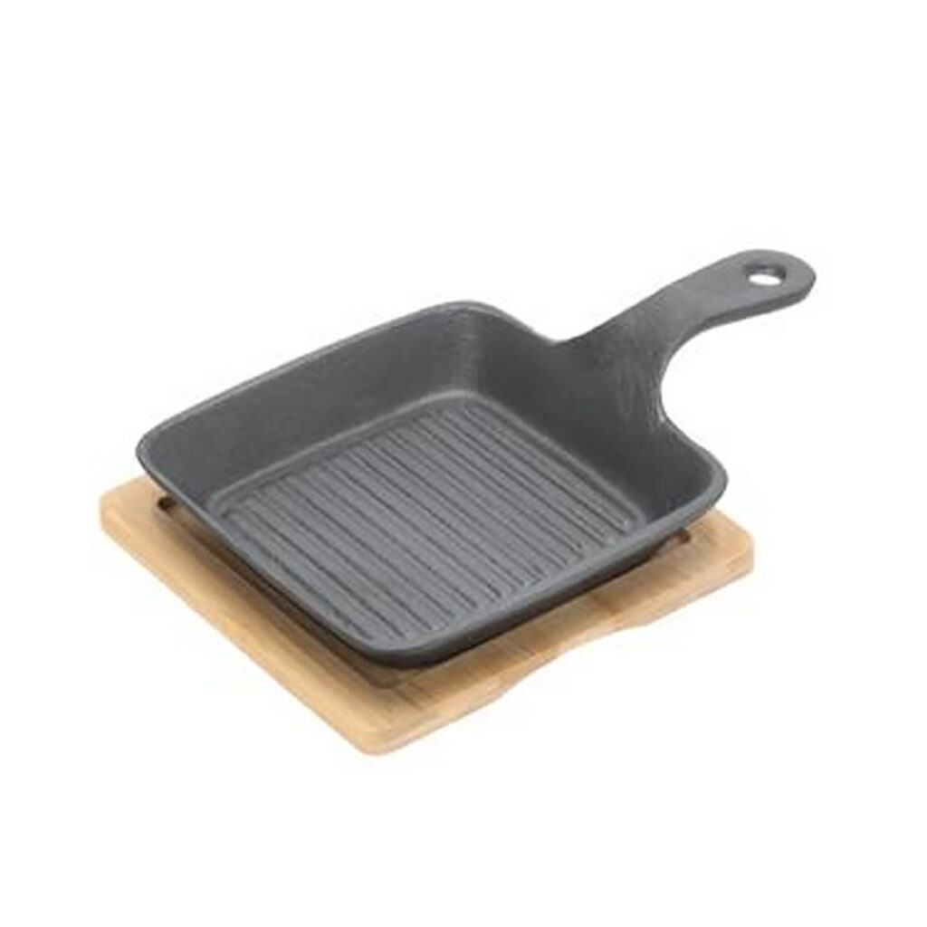 Quadratische Servierpfanne aus Gusseisen mit Bambusbrett, Ø 15cm Quadratische Servierpfanne aus Gusseisen mit Bambusbrett, Ø 15cm