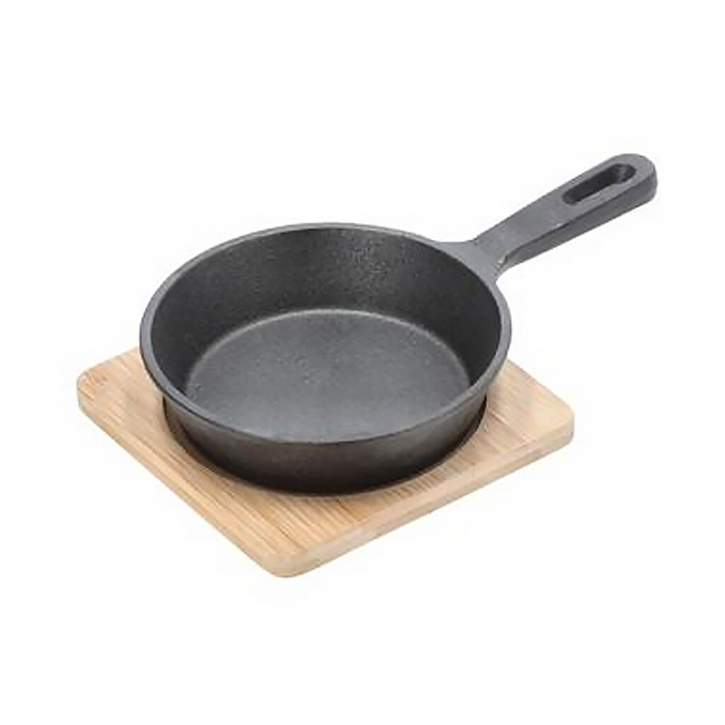 Runde Servierpfanne aus Gusseisen mit Bambusbrett, Ø 12.5 cm Runde Servierpfanne aus Gusseisen mit Bambusbrett, Ø 12.5 cm
