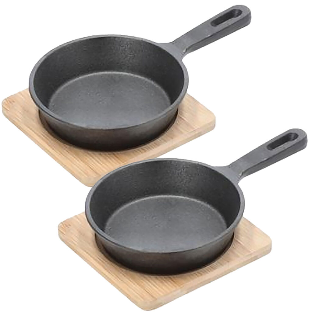 2er-Set Runde Servierpfanne aus Gusseisen mit Bambusbrett, Ø 12.5 cm 2er-Set Runde Servierpfanne aus Gusseisen mit Bambusbrett, Ø 12.5 cm