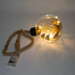 Glaskugel mit goldfarbenen Blättern und 10 LEDs, warmweiss