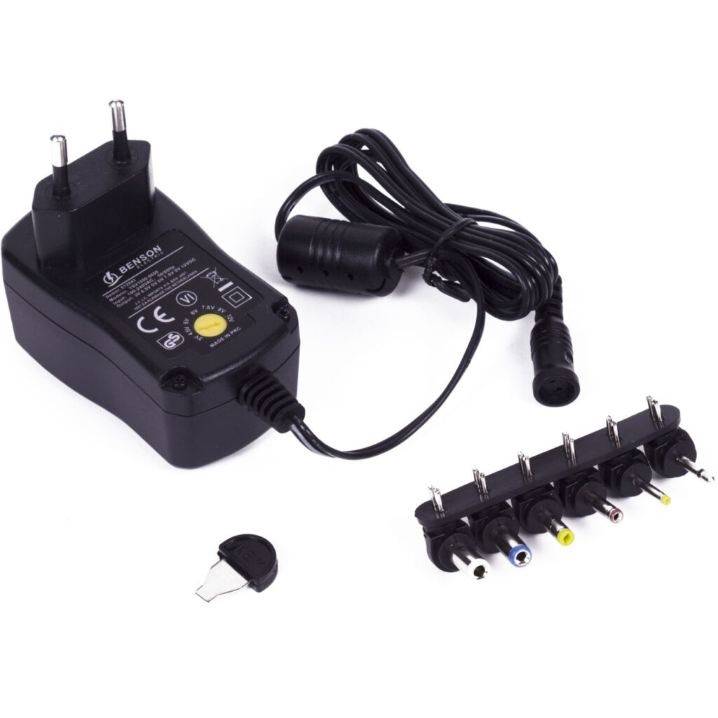 Universal-Steckernetzteil 600mA, AC/DC-Typ, 6 austauschbare Stecker Universal-Steckernetzteil 600mA, AC/DC-Typ, 6 austauschbare Stecker