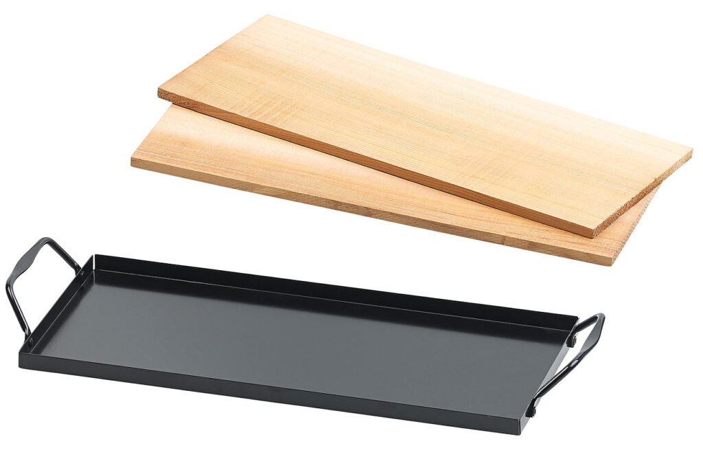 2 Zedernholz-Grillbretter für Holzkohle- & Gasgrills, mit Metallrahmen 2 Zedernholz-Grillbretter für Holzkohle- & Gasgrills, mit Metallrahmen