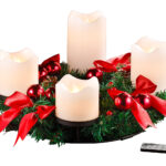Adventskranz mit weissen LED-Kerzen, rot geschmückt