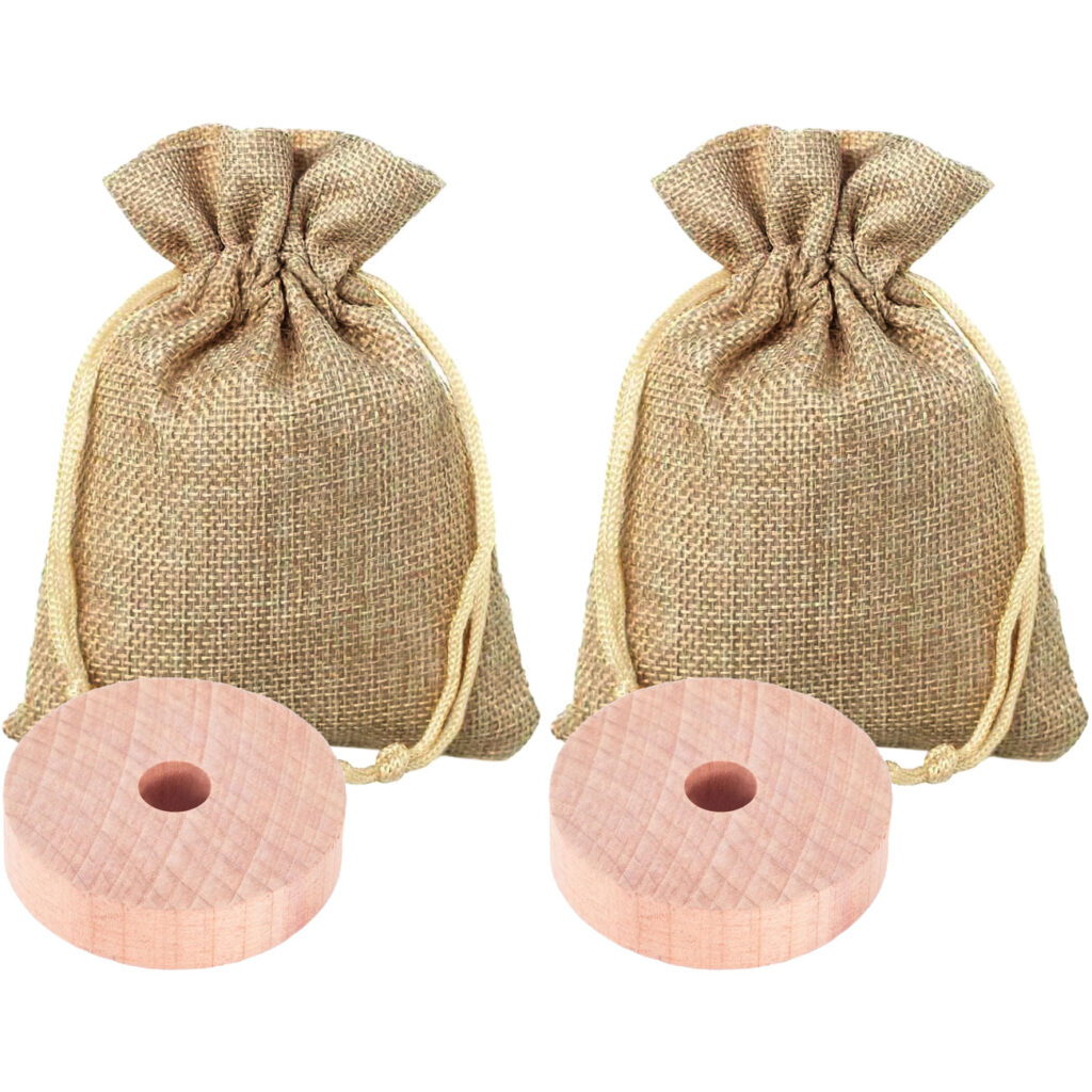 Kleidermottenschutz-Set aus Lavendelsäckchen & Zedernholzringen