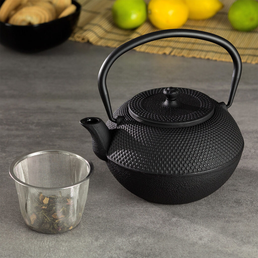 Gusseiserne Teekanne, mit Teefilter, 1,2 l