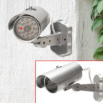 Überwachungskamera Attrappe mit Bewegungssensor und rotem Blinklicht, Batteriebetrieb