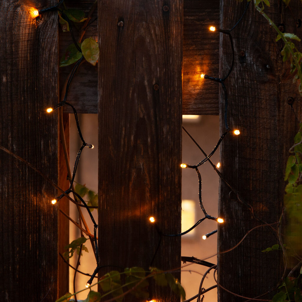 Solar LED-Lichterkette, 400 Glühbirnen, 4 Meter, schwarzer Draht, warmweisses Licht Solar LED-Lichterkette, 400 Glühbirnen, 4 Meter, schwarzer Draht, warmweisses Licht