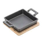 Quadratische Servierpfanne aus Gusseisen, 2 Henkel und Bambusbrett, Ø 13 cm