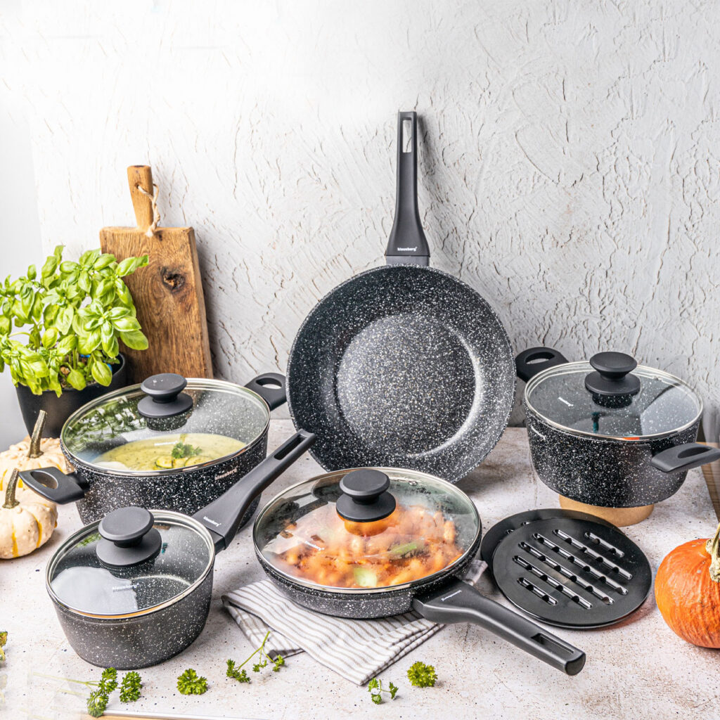 Kochset aus Aluminium, 5 Pfannen inkl. Glasdeckel & 2 Untersetzer