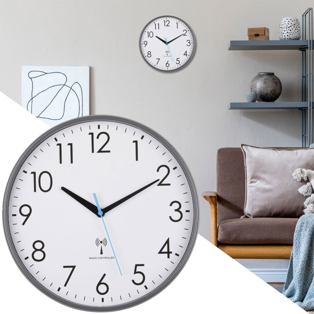 Analoge Funk-Wanduhr, Ø 30 cm, schwarz/weiss, batteriebetrieben