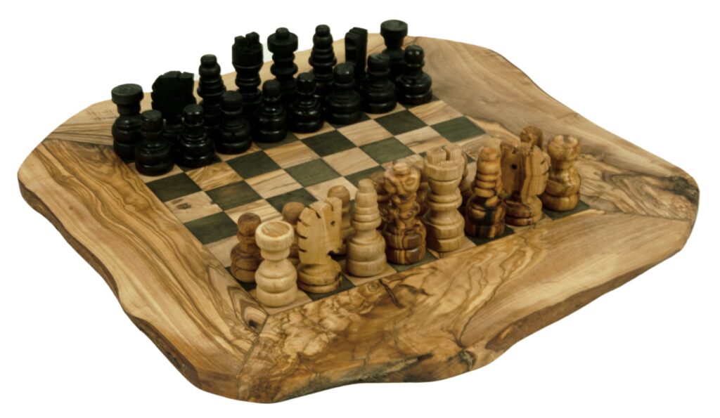 Rustikales Schachbrett mit Figuren, aus Olivenholz, 40 x 40cm