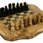 Rustikales Schachbrett mit Figuren, aus Olivenholz, 40 x 40cm