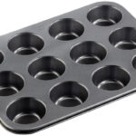 Antihaftbeschichtetes Backblech für 12 Muffins mit 7 cm Durchmesser
