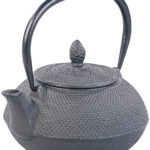 Asiatische Teekanne aus Gusseisen mit Edelstahl-Sieb, 0,9 l, schwarz