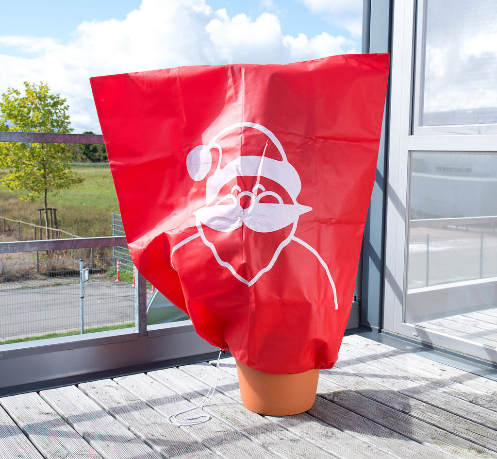 Winterschutz-Haube „Weihnachtsmann“ für Pflanzen, 110 x 120cm