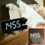 Radio-Projektionswecker mit USB-Ladeport