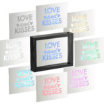 Deko-Spiegel mit Glitzerschrift „Love and Kisses“ und LED-Beleuchtung Deko-Spiegel mit Glitzerschrift „Love and Kisses“ und LED-Beleuchtung