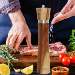 Salz- und Pfeffermühle mit Keramikmahlwerk, aus Akazienholz