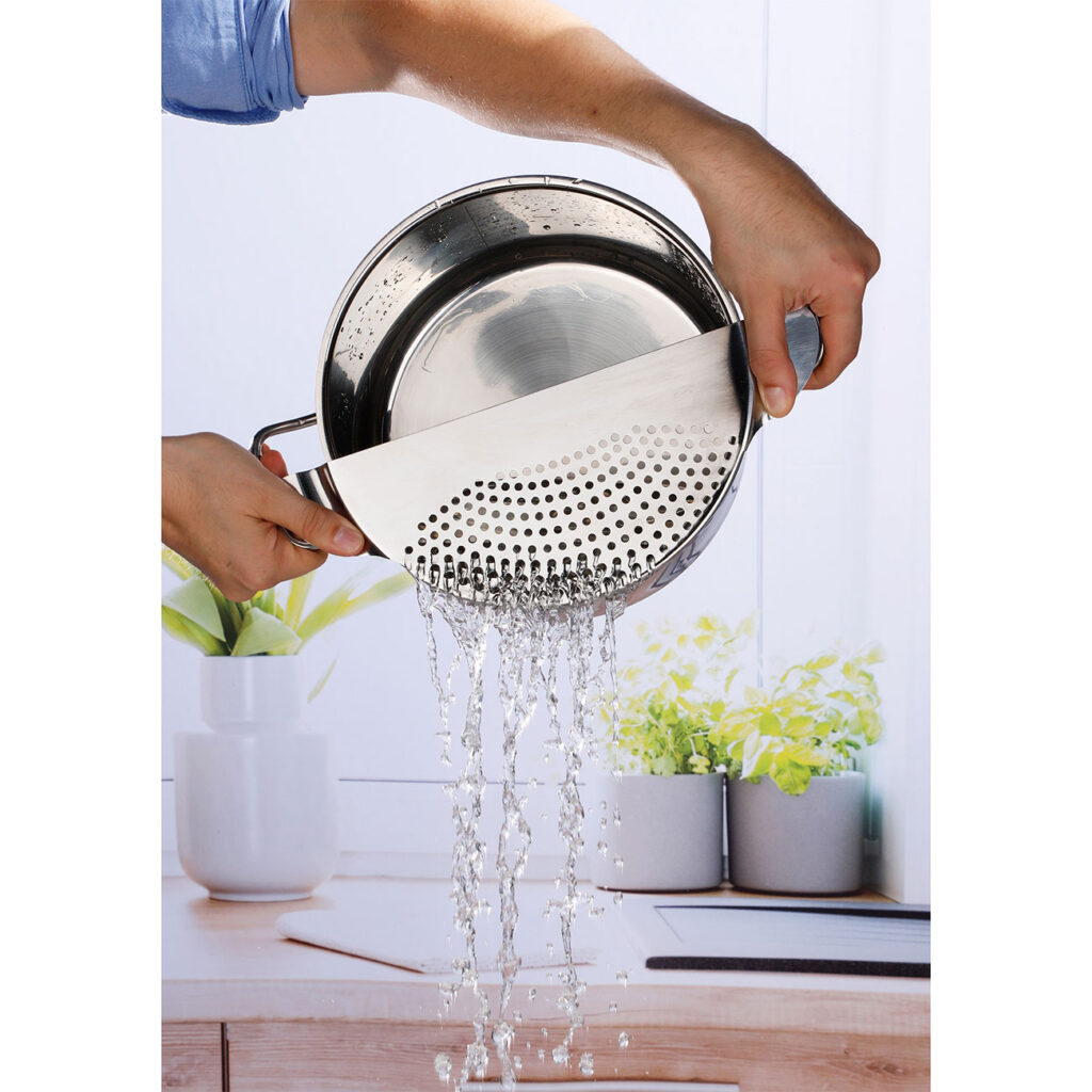 Abgiesshilfe aus Edelstahl für Pfannen bis Ø 24cm Abgiesshilfe aus Edelstahl für Pfannen bis Ø 24cm