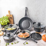 Kochset aus Aluminium, 5 Pfannen inkl. Glasdeckel & 2 Untersetzer