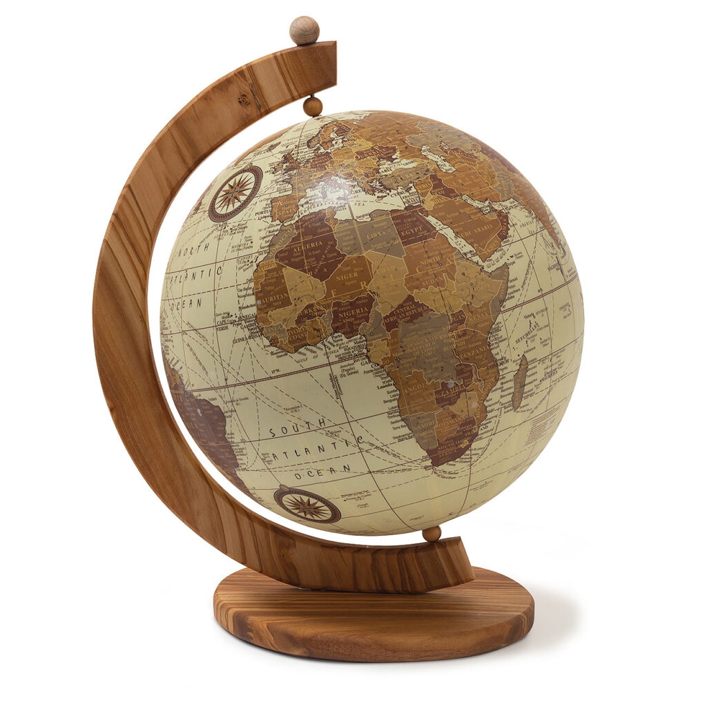 Weltkugel mit Holzständer aus Olivenholz, 36 x 28 cm, Brauntöne