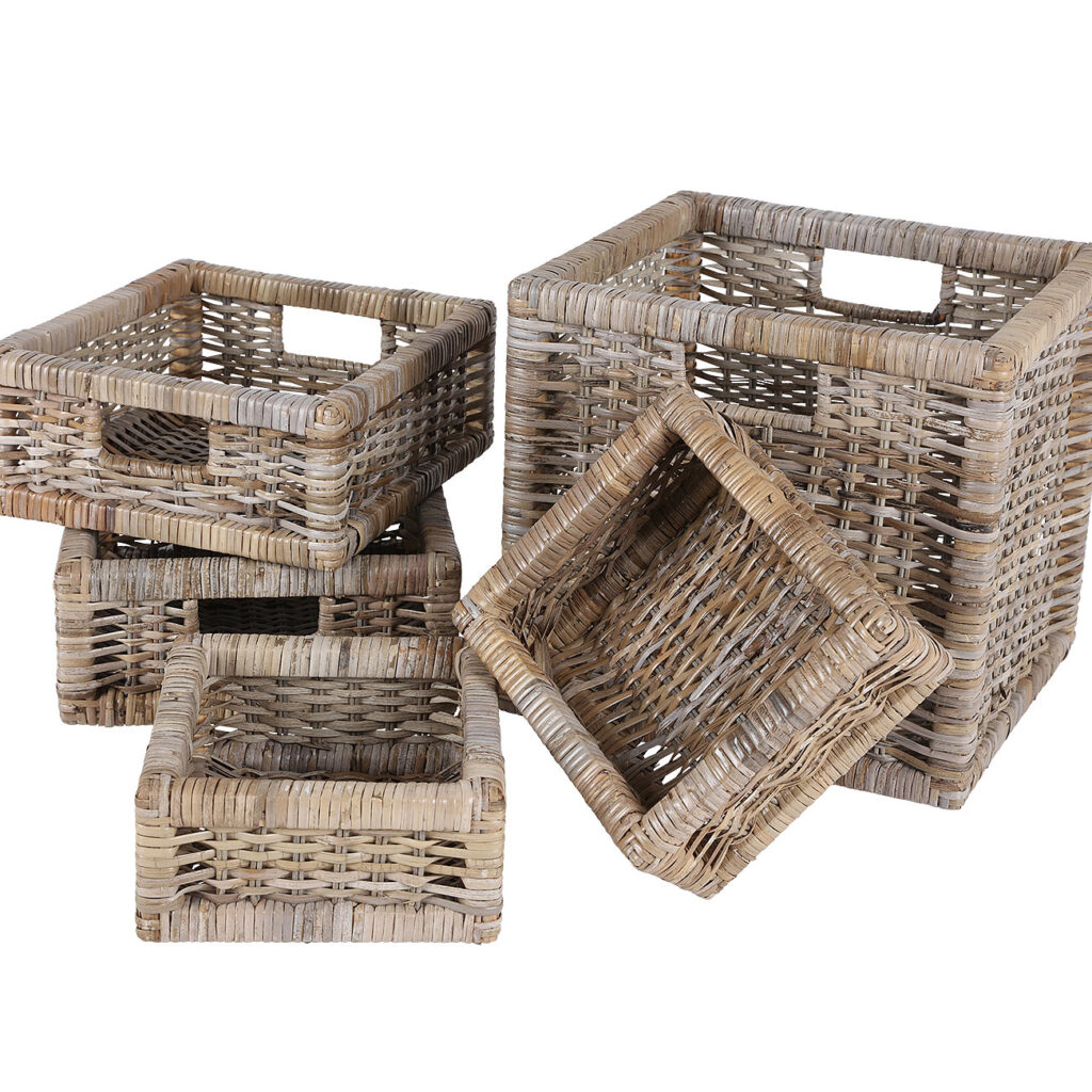 5 Rattan-Körbe, verschiedene Grössen, teils Tragegriffe, Vintage-grau