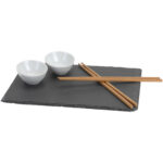 7-teiliges Sushi-Set, Schieferplatte, 2 Saucenschalen und 2 Paar Bambus-Stäbchen 7-teiliges Sushi-Set, Schieferplatte, 2 Saucenschalen und 2 Paar Bambus-Stäbchen