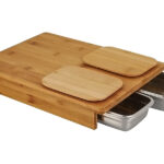 Grosses Bambus-Schneidebrett mit zwei Auffangbehältern aus Edelstahl